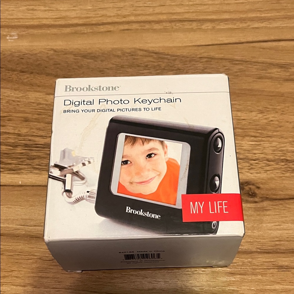 NWT Brookstone Black Digital Photo Keychain